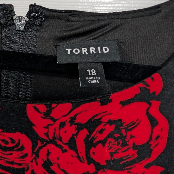 Torrid Black with Red Roses Sleeveless High-Neck Skater Dress in Size 18 - Picture 4 of 10